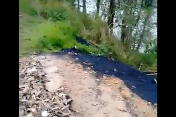 Motorista que despejou asfalto às margens do rio em Apiúna é demitido, afirma DNIT