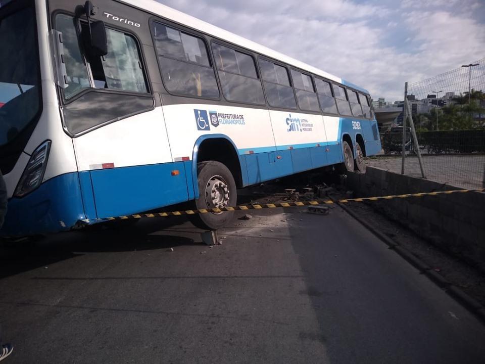 Motorista sofre infarto e morre dirigindo ônibus em Florianópolis