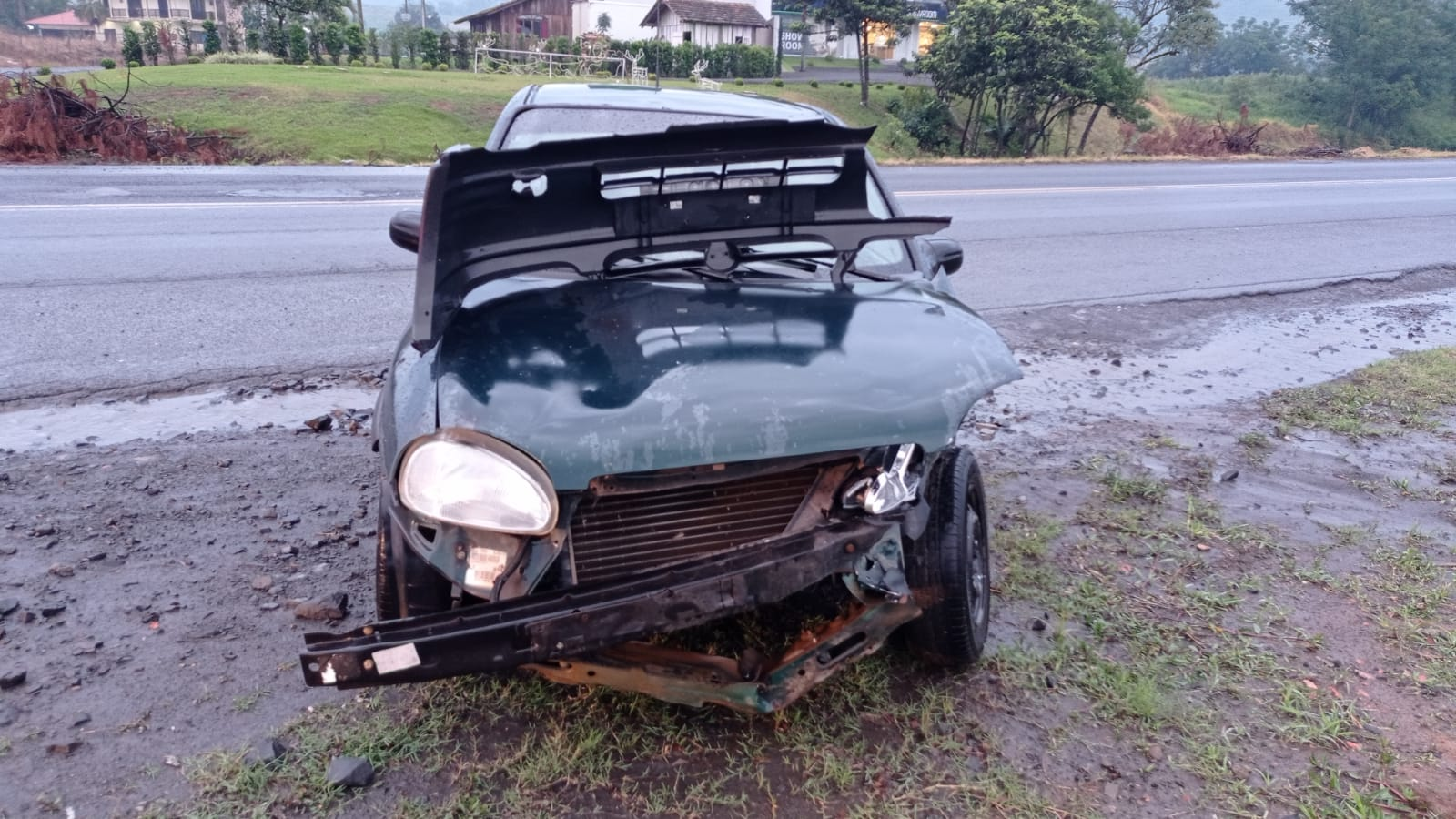 Motoristas embriagados são presos após se envolverem em acidentes 