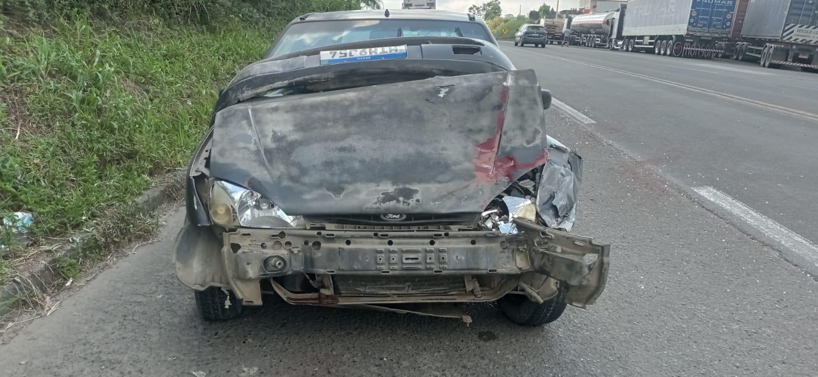 Motoristas ficam feridos em acidente na BR-470