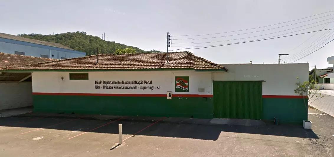 Mulher com mandado de prisão em aberto é detida pela Polícia Militar