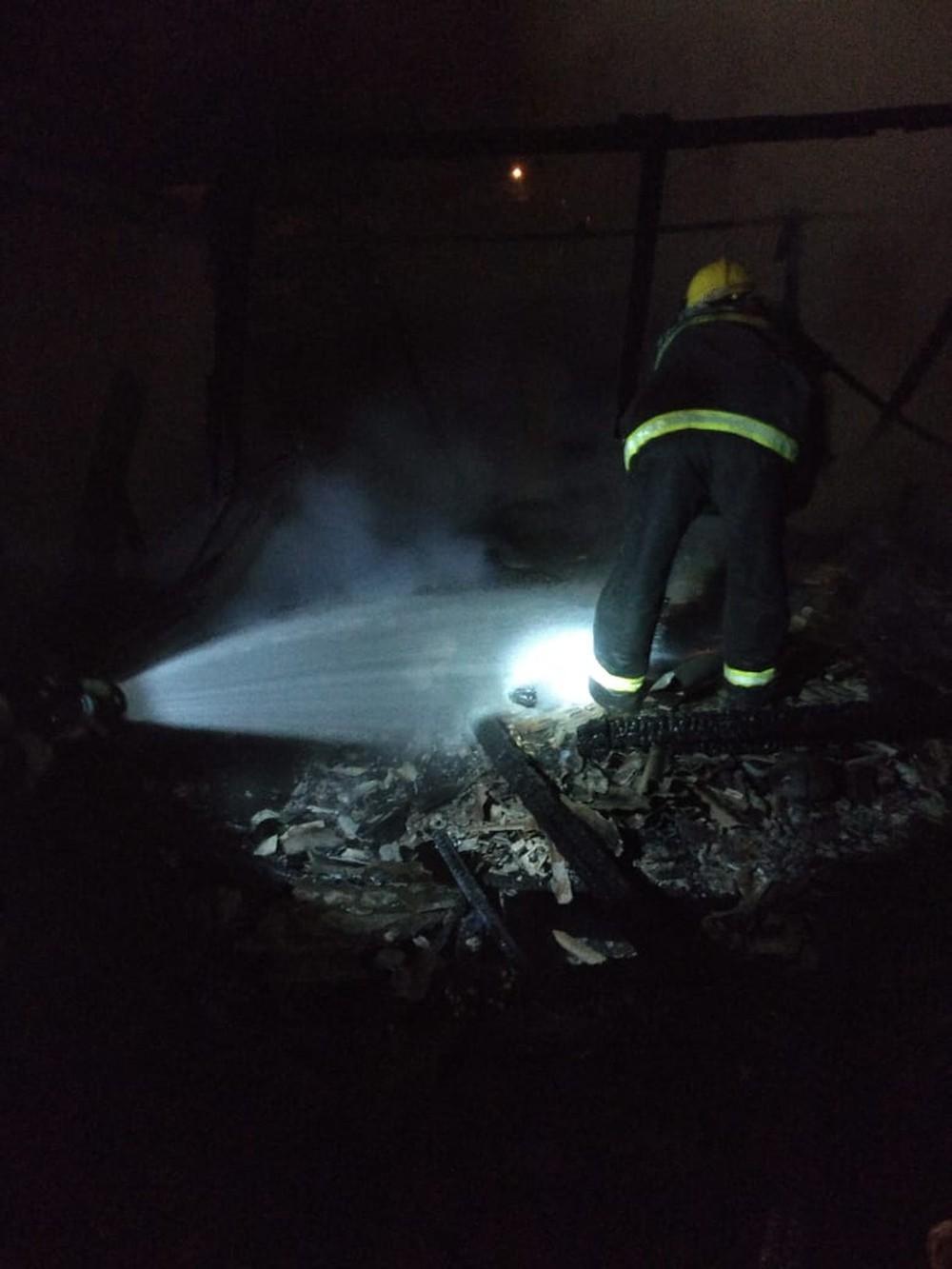 Mulher de 25 anos morre em incêndio dentro de casa em São Joaquim