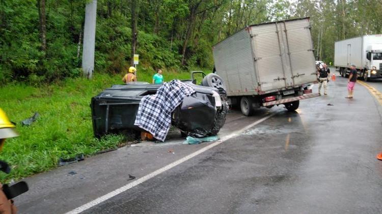 Mulher de 52 anos morre após bater o carro na BR-470, em Ibirama 