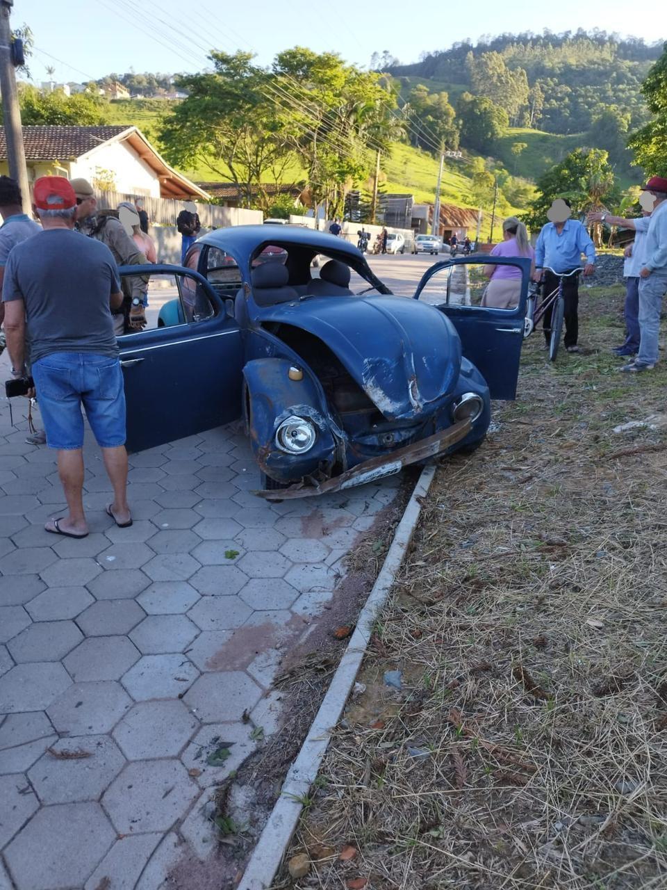 Mulher é atropelada por fusca e motorista embriagado é preso