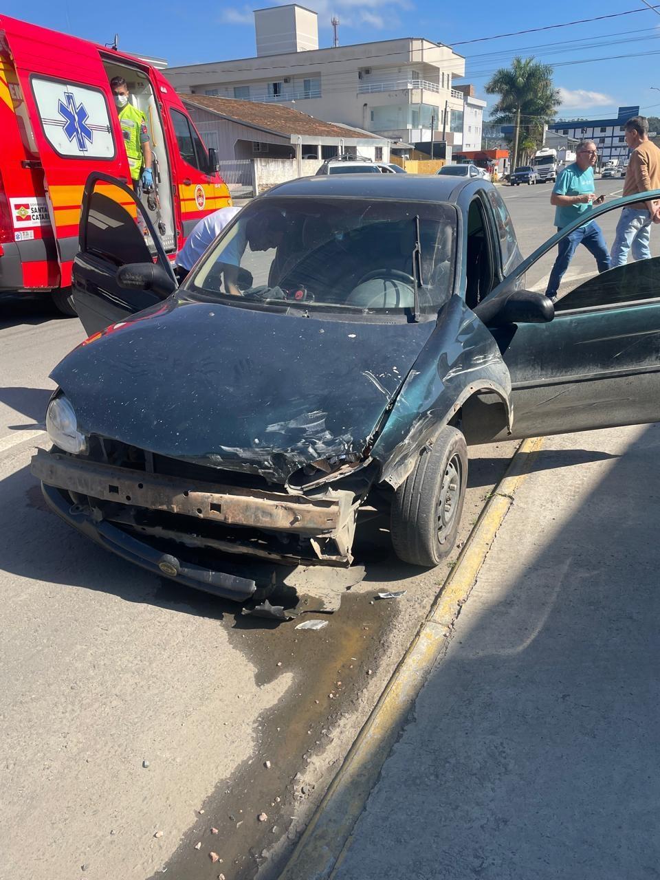 Mulher e bebê são levados ao hospital após colisão em Pouso Redondo