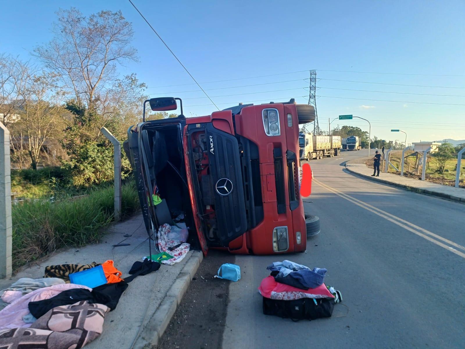 Mulher e criança ficam feridas após caminhão tombar 