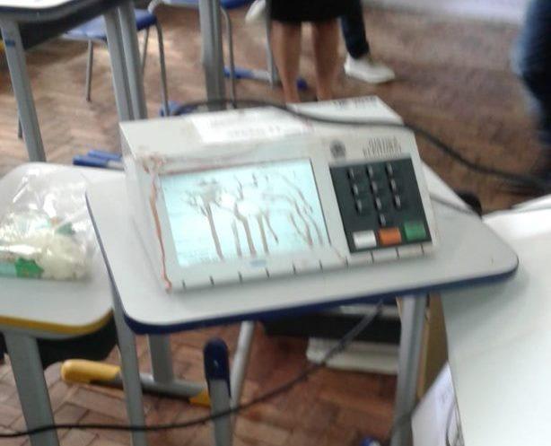 Mulher é detida após sujar urna com sangue no Paraná 