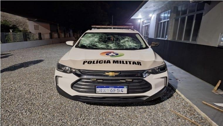 Mulher é presa após danificar viatura da Polícia Militar