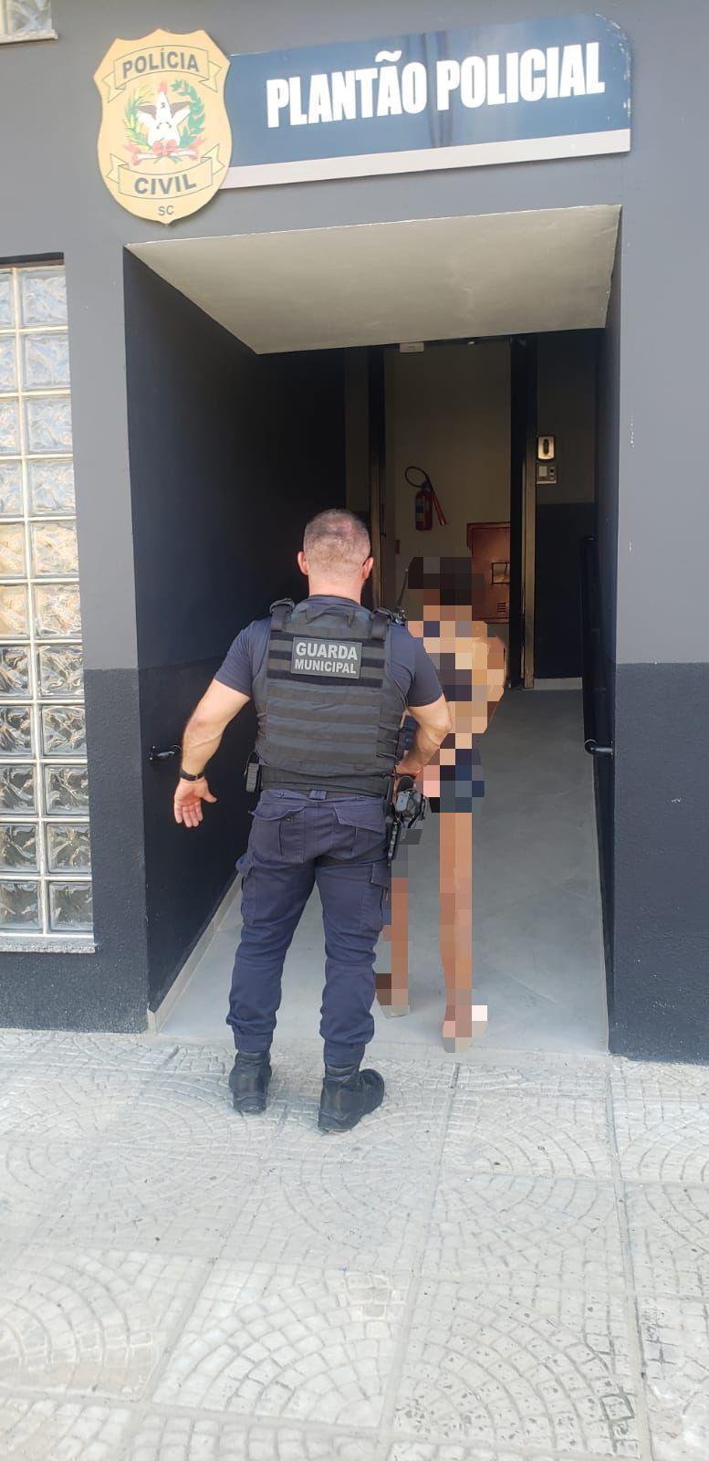 Mulher é presa após roubo a estabelecimento comercial