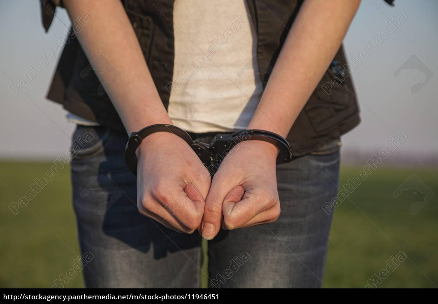 Mulher é presa por tráfico de drogas em Aurora 