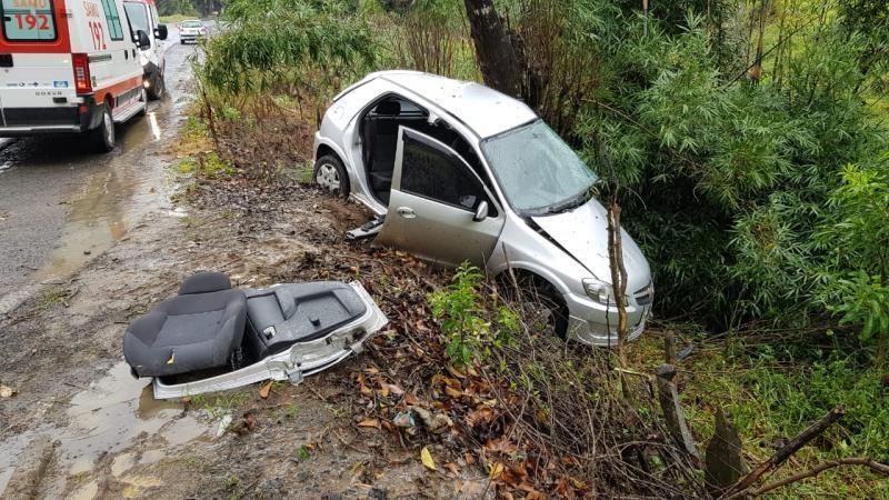 Mulher fica ferida após carro sair da pista e bater em árvore, em Aurora