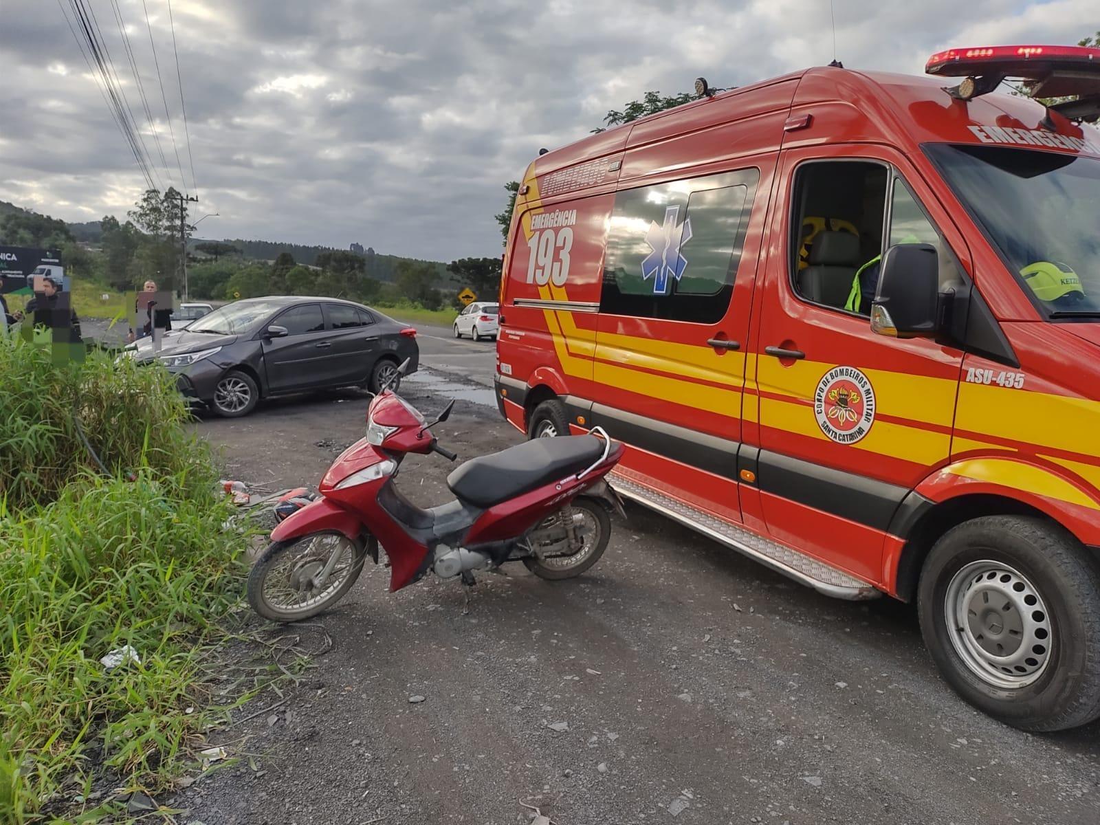 Mulher fica ferida em acidente entre carro e moto em Ituporanga
