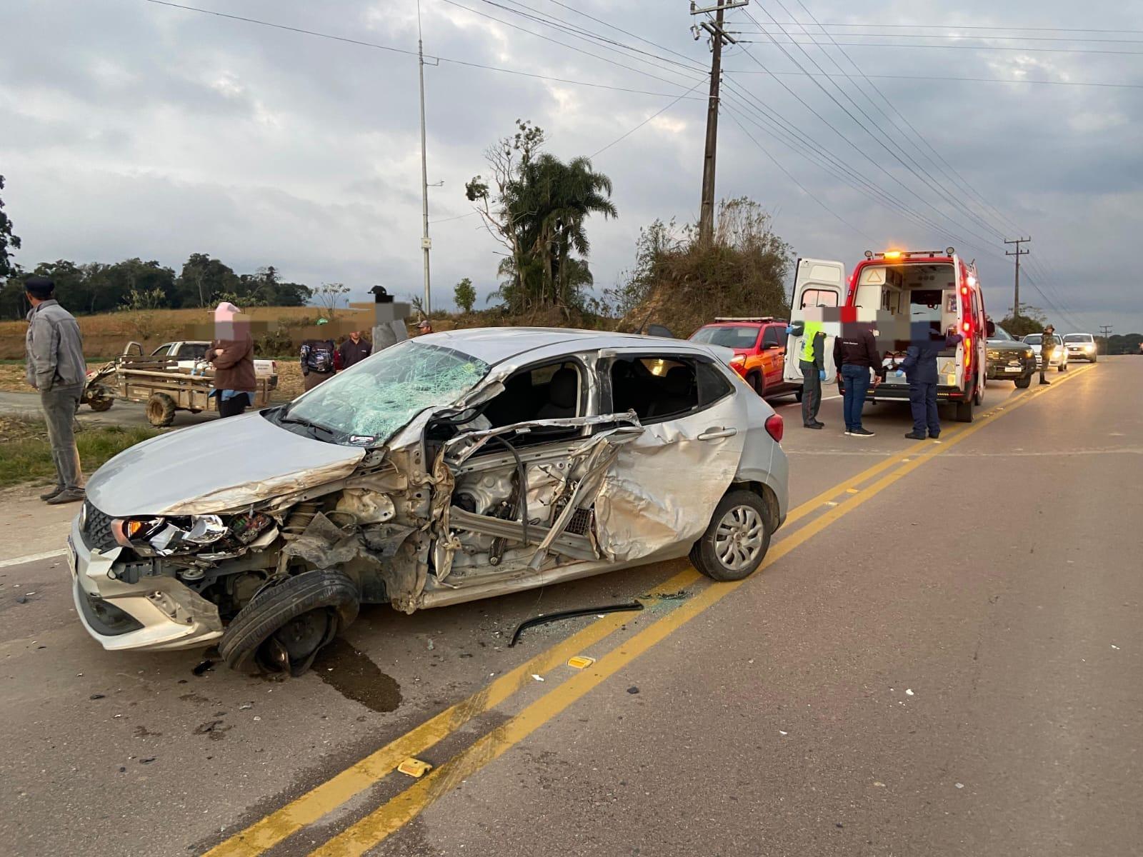 Mulher fica ferida em colisão entre carro e caminhão na SC-110 em Bela Vista Ituporanga