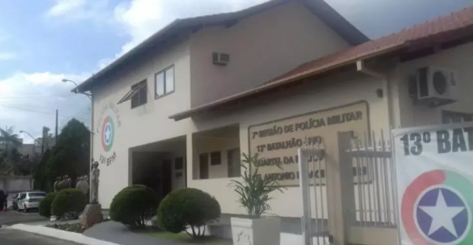 Mulher mente sobre furto e entrega provas que incriminam ela mesma no Alto Vale 