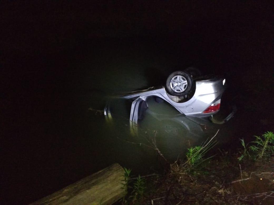 Mulher morre após carro sair da pista e cair em rio em Vidal Ramos