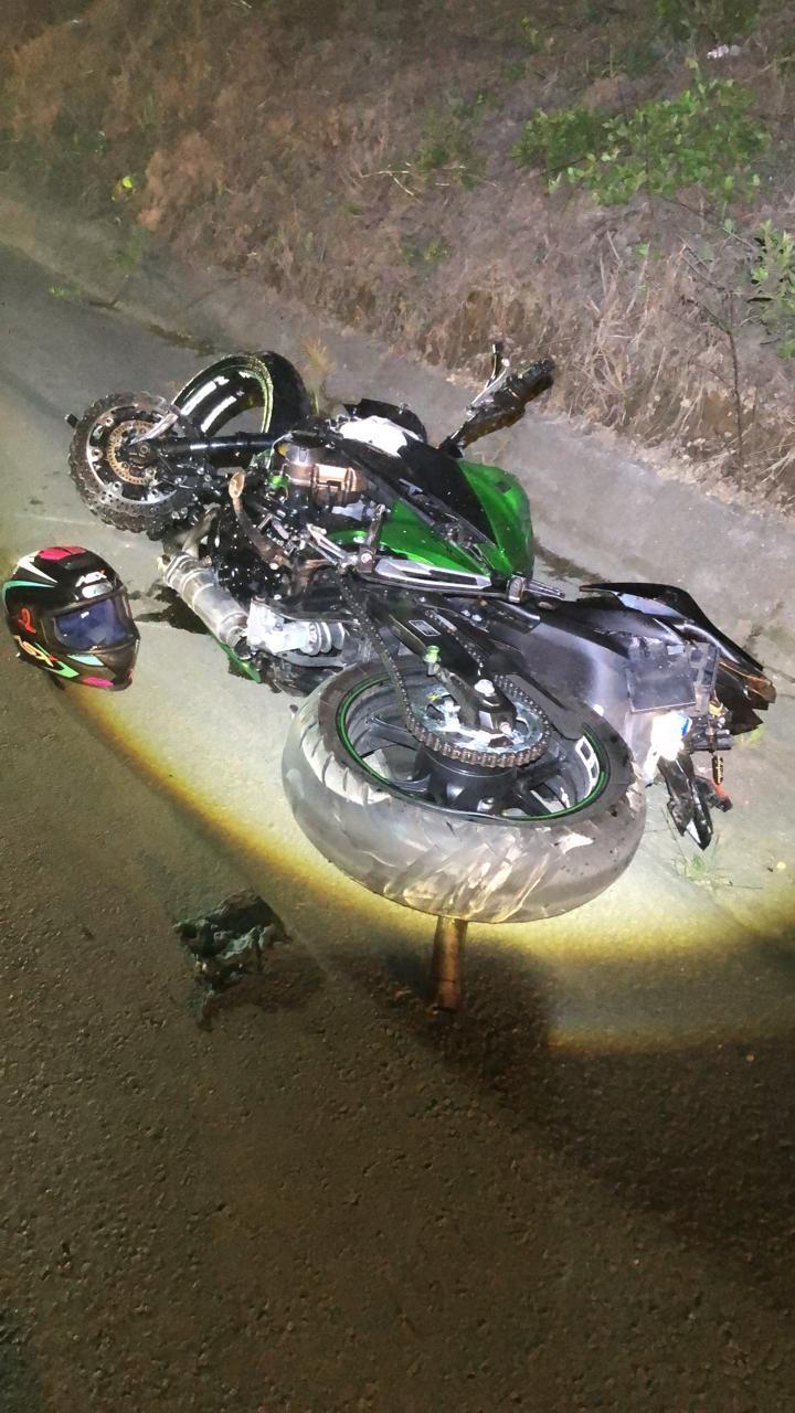 Mulher perde a perna após colidir com moto em veículo