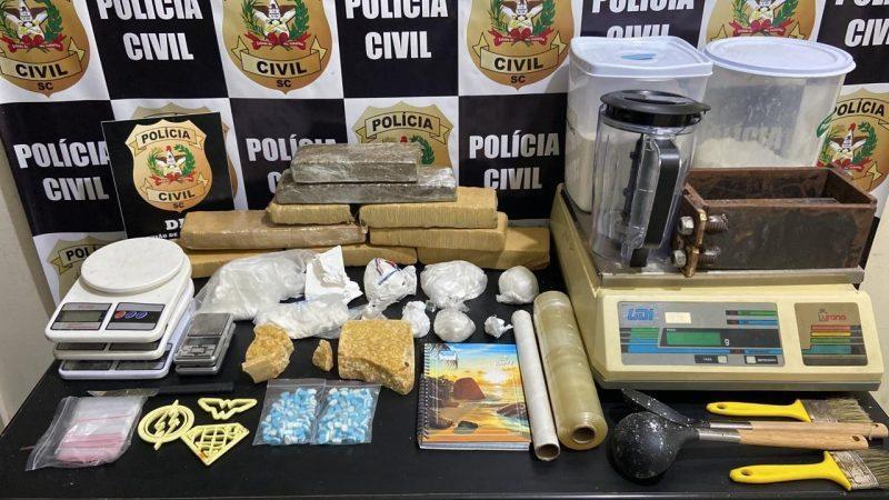 Mulher presa com R$ 6 mil em notas falsas em Aurora leva a apreensão de drogas em Blumenau