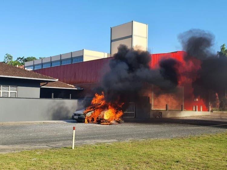 Mulher tem carro incendiado pelo ex-marido enquanto tentava medida protetiva em Taió