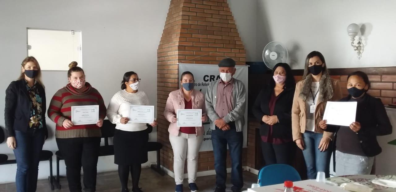 Mulheres atendidas pelo CRAS em Ituporanga recebem diploma do Curso de Modelagem e Costura