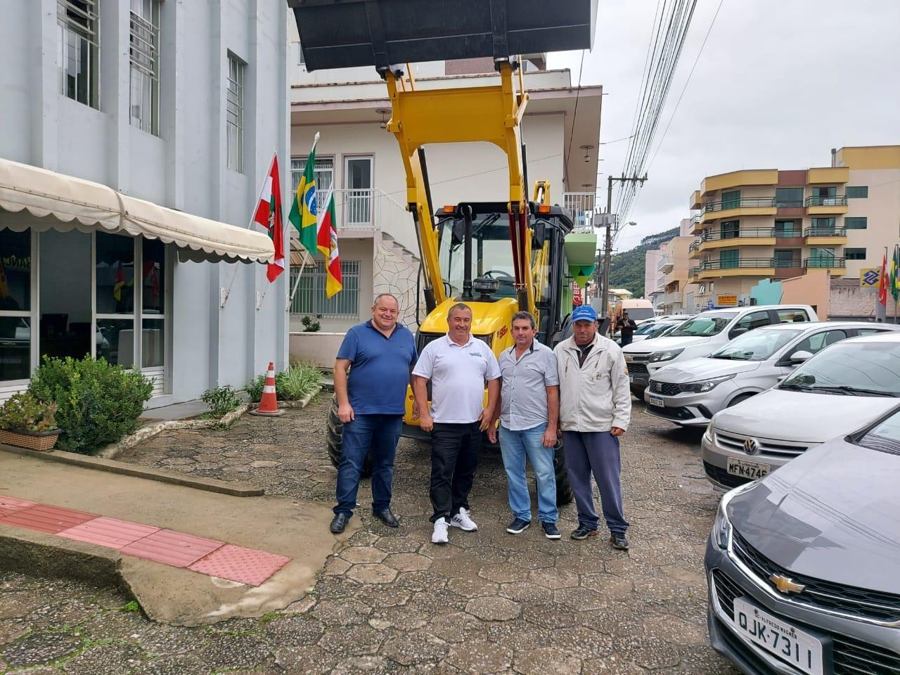 Administração de Alfredo Wagner recebe mais uma retroescavadeira