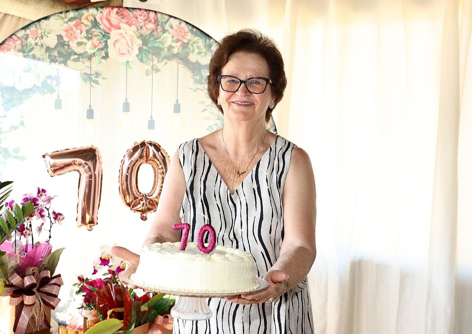 No aniversário de 70 anos, dona Inês troca presentes por dinheiro para doação à Comunidade Autista