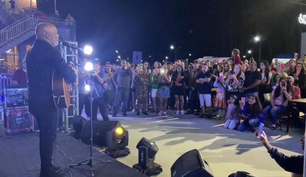 Noite natalina reúne fiéis e fãs da dupla Rick e Renner no Santuário Nossa Senhora de Lourdes e do Louvor