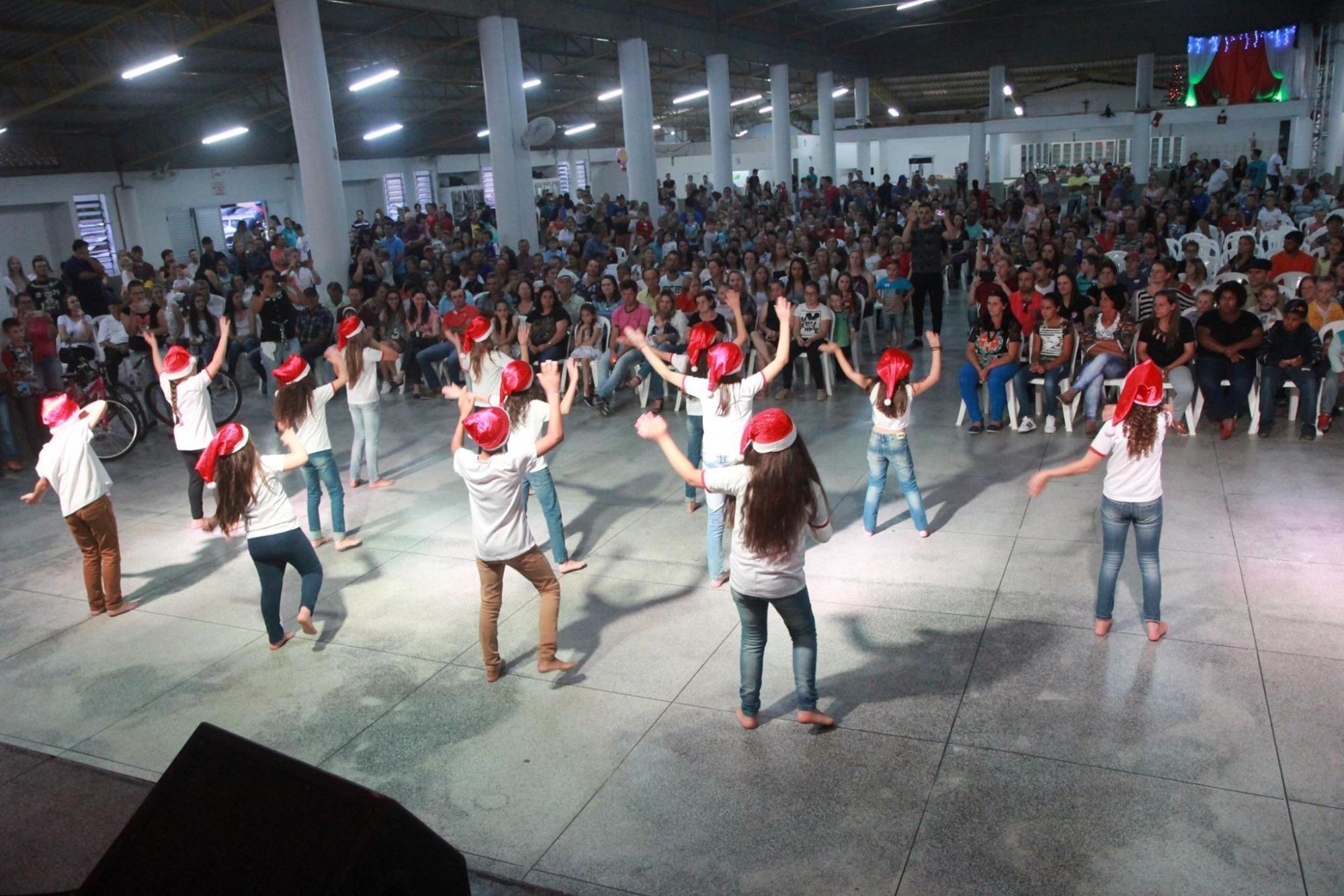 Abertura do Natal reúne cerca de duas mil pessoas em Imbuia