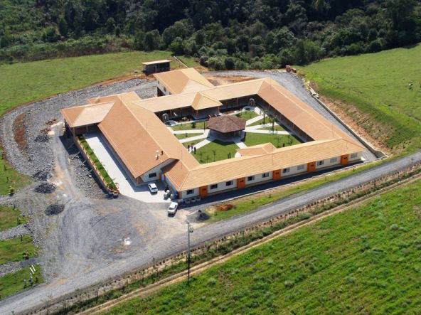 Abrigo Mão Amiga arrecada mais de R$ 127 mil com bazar de mercadorias da Receita Federal 