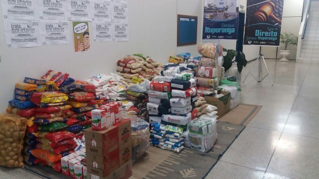 Acadêmicos de Direito da Unidavi de Ituporanga arrecadam mais de duas toneladas de alimentos em Trote Solidário