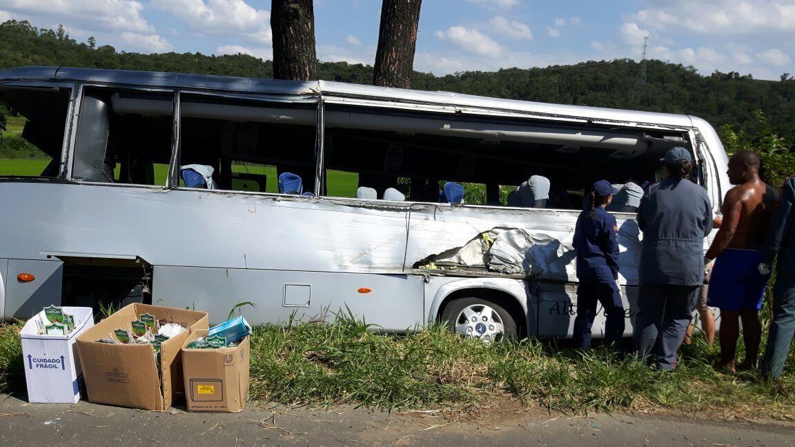 Acidente com micro-ônibus resulta em uma morte em Agronômica