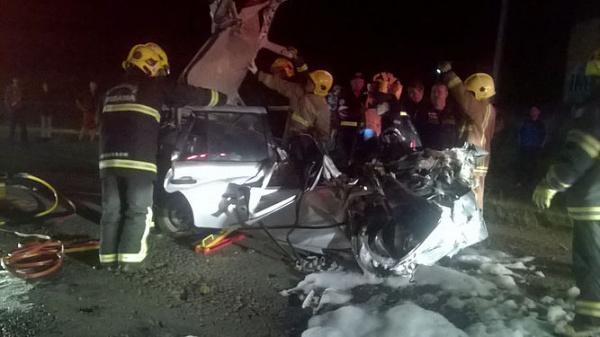 Acidente entre caminhão e carro deixa quatro mortos na BR-470, em Lontras
