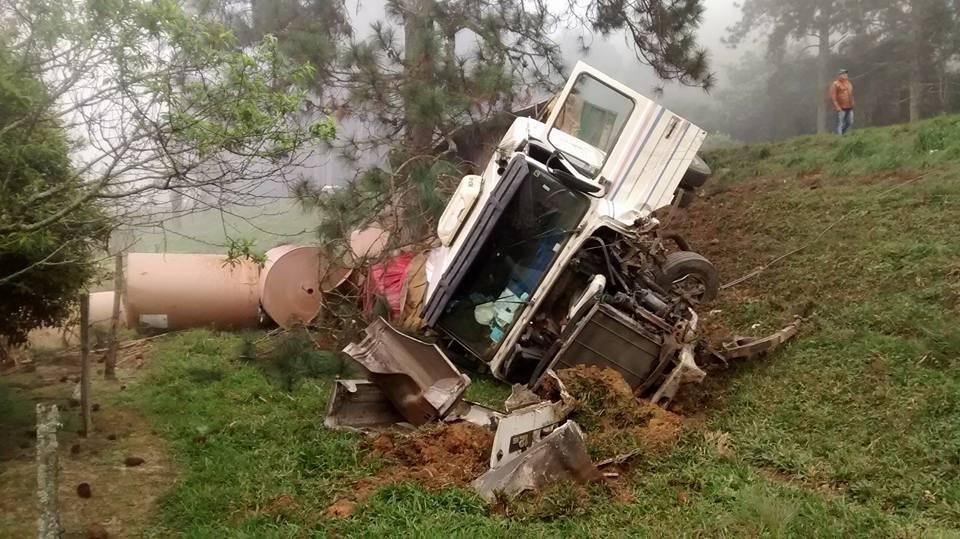 Acidente entre carro e carreta é registrado na BR-470 em Agronômica