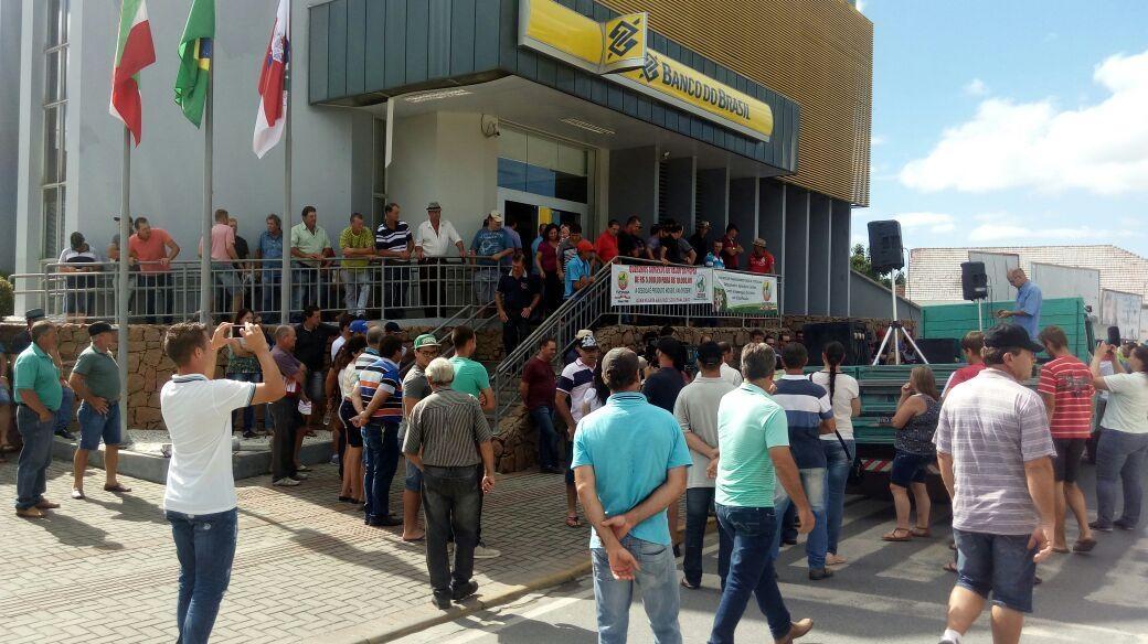 Agricultores fazem reivindicação em frente às agências do Banco do Brasil na Região da Cebola