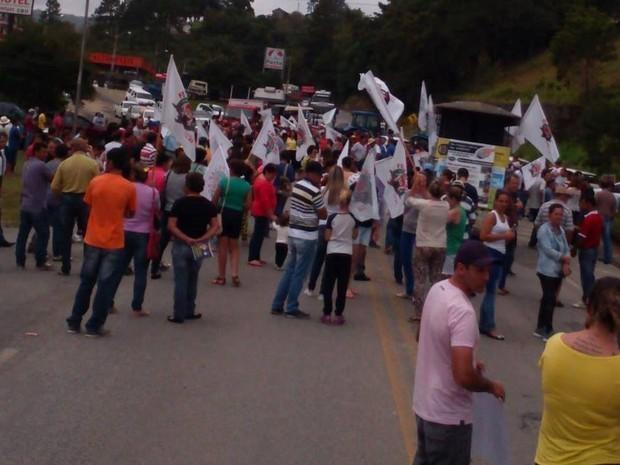Agricultores fecham BR-282 em protesto pelo preço pago pela cebola 