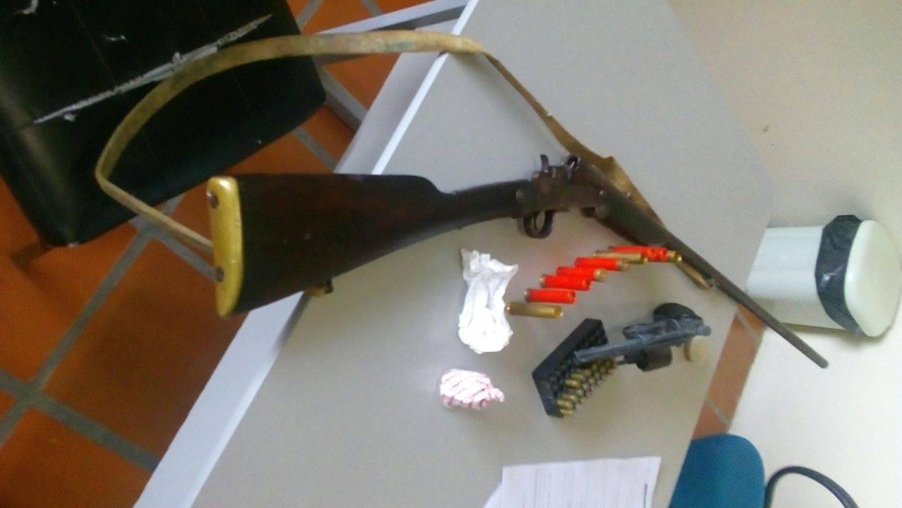 Após ameaçar esposa, homem acaba preso por porte ilegal de armas e munições, em Atalanta 