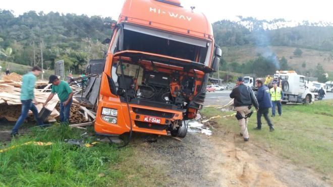 Após colidir contra carreta, motorista morre na BR-470