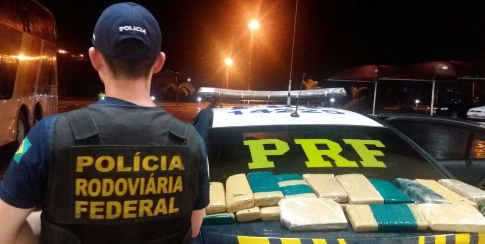 Apreendidos 23 kg de maconha com passageiras de ônibus na BR-470 em Ascurra