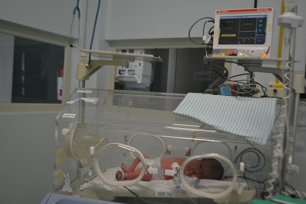 Associação de Voluntárias faz entrega de monitor cardíaco para maternidade do HBJ 