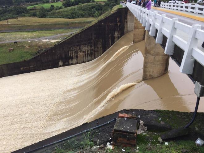 Barragem de Ituporanga, no Alto Vale, fica totalmente cheia e começa a verter