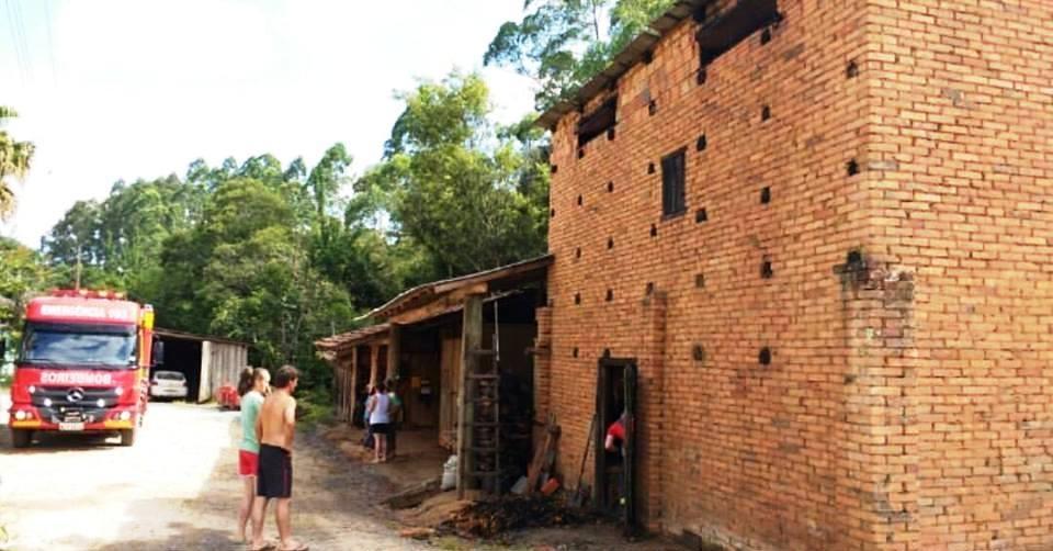 Bombeiros atendem incêndio em estufa de fumo em Vidal Ramos