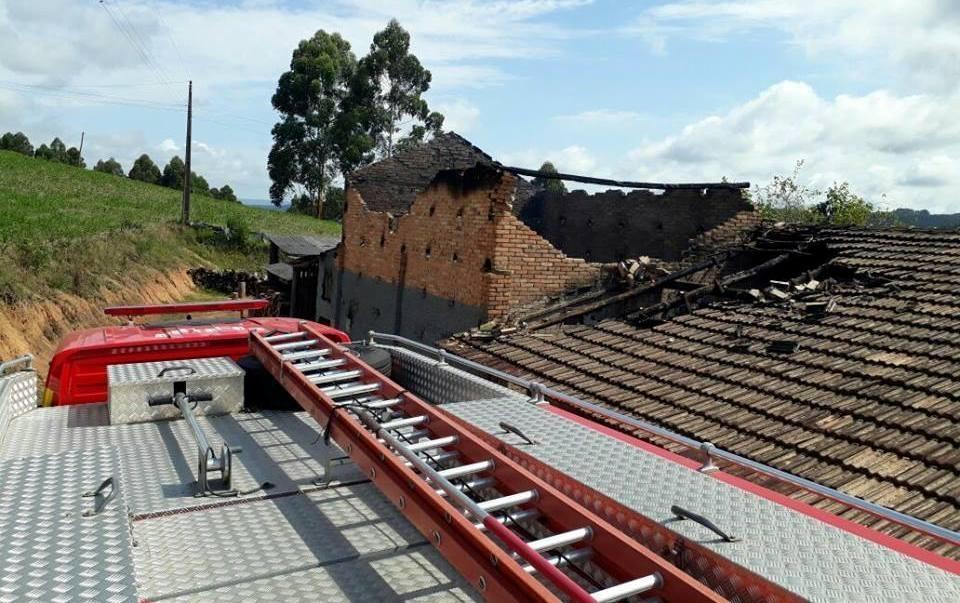 Bombeiros orientam fumicultores para evitar incêndio em estufas