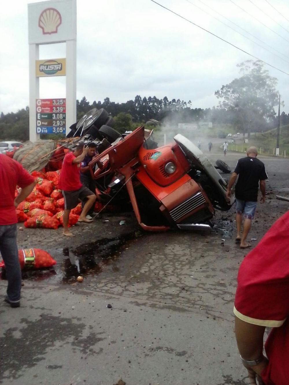 Caminhão carregado de cebolas tomba na BR-470 em Lontras