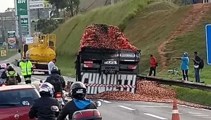 Caminhão com placas de Atalanta carregado de cebolas pega fogo em São Paulo