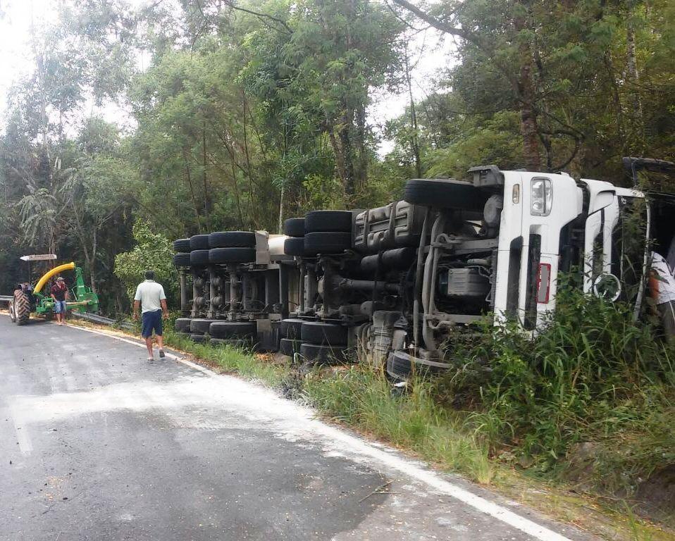 Carreta carregada de milho tomba na SC-350 em Ituporanga
