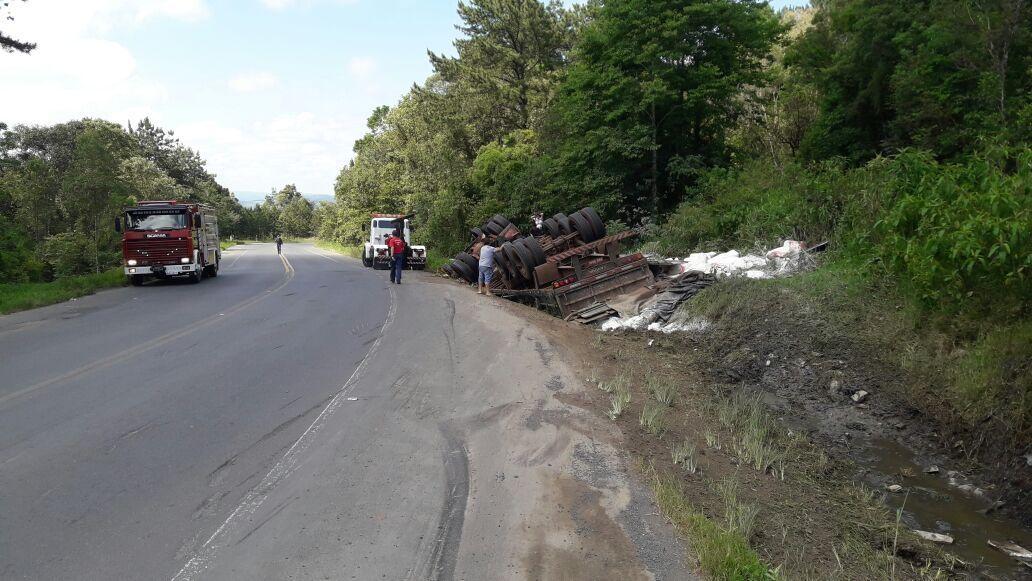 Carreta com quatro ocupantes tomba na BR-470, em Pouso Redondo