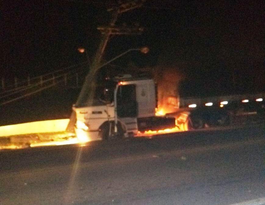 Carreta pega fogo após bater em poste no Centro de Ituporanga 