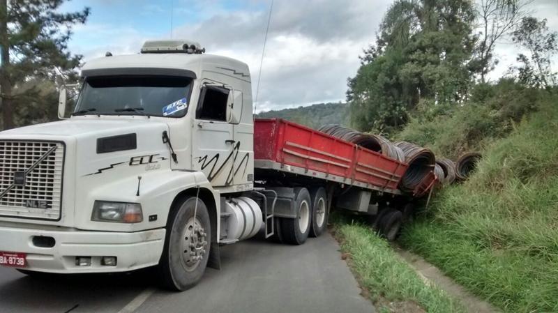 Carreta sai da pista e colide em barranco na BR-470 em Trombudo Central