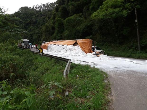 Carreta tomba e bloqueia a BR-470 em Ibirama, no Alto Vale do Itajaí