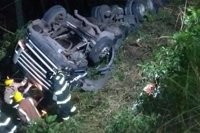 Carreta tomba na BR-470 em Ibirama