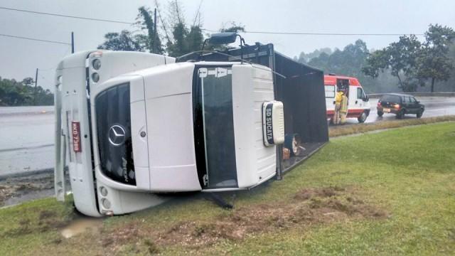Caminhão tomba na BR-470 em Ibirama